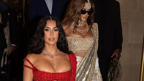 Kim Kardashian and Khloe Kardashian (L to R)