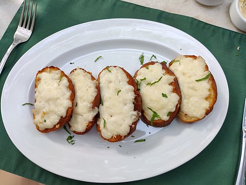 Garlic bread with mozzarella