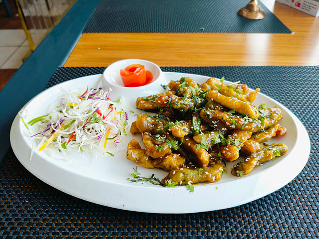 Crispy vegetables in
honey and basil sauce