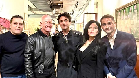 Jeff Bezos and Vikas Khanna (C)