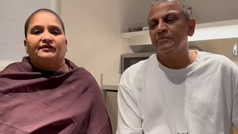 Geetha Shivarajkumar (L) with Shivarajkumar (R)