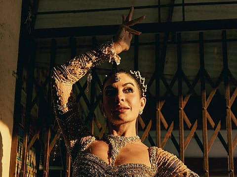 Jacqueline Fernandez looks sassy and glamorous in this new look