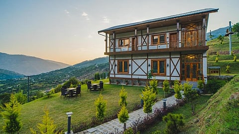 This luxurious property in Jammu promises a blend of adventure and local experiences amidst mountains