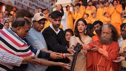 Avinash Tiwary and Medha Shankr (C) perform Ganga aarti