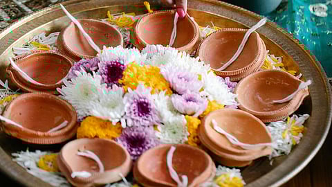 How to creatively paint your old Diyas this festive season?