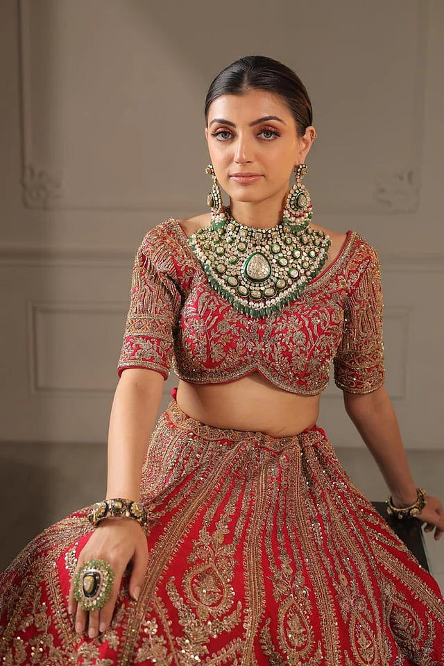 Explore SP Jewellers’ luxury bridal jewellery—polki diamond sets and gemstone chokers for wedding ceremonies