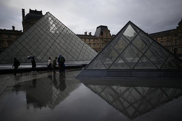 Ex-thief says Louvre ignored warnings before crown jewel heist