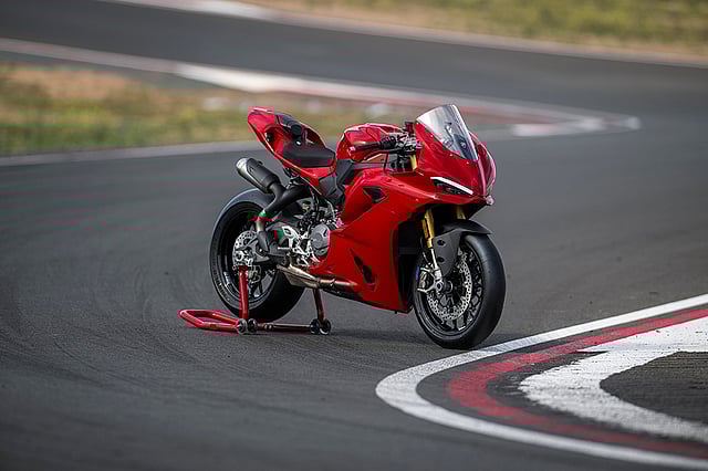 Riding pleasure with the Ducati Panigale V2 MY 2025 for track and road