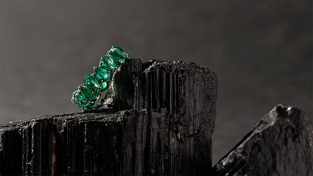 Crafted in 14kt recycled gold and set with lab-grown diamonds, Akoirah by Augmont's the new edit is a tribute to refined minimalism