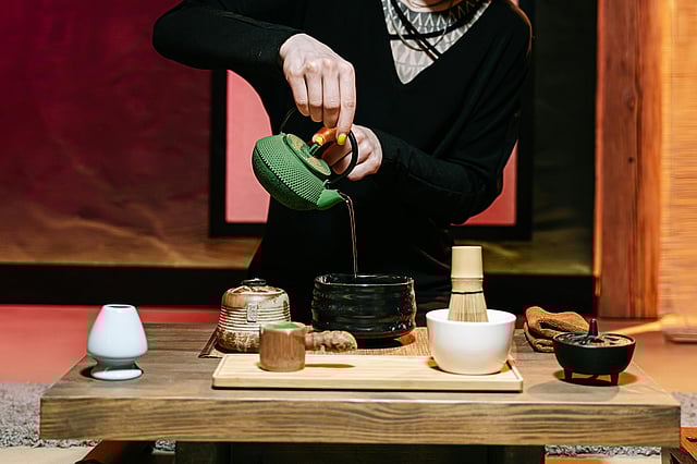 What happens inside a japanese tea ceremony?