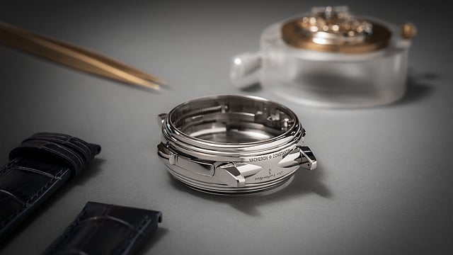 A new casing for a reversible watch with two faces