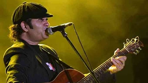Mohit Chauhan trips and falls on stage
