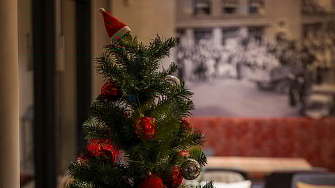 How did spiders and cobwebs become a part of Christmas tree decorations?