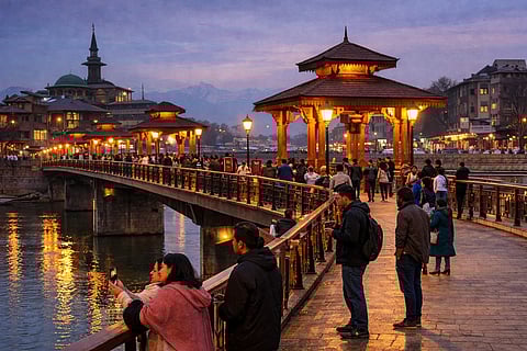 Srinagar's famous Amira Kadal bridge gets a new look and various facilities!
