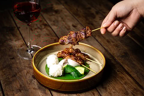 Satay kambing bersama kuah kacang