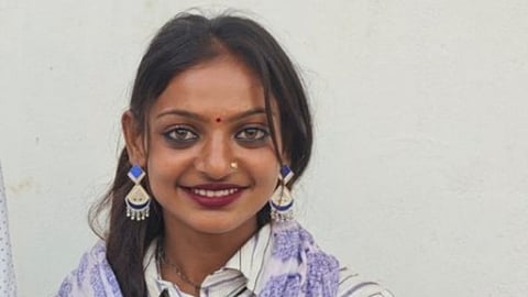 Viral Kumbh Mela girl Monalisa exposes a director during a press conference