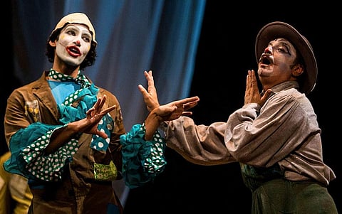 Vinay Pathak (right)