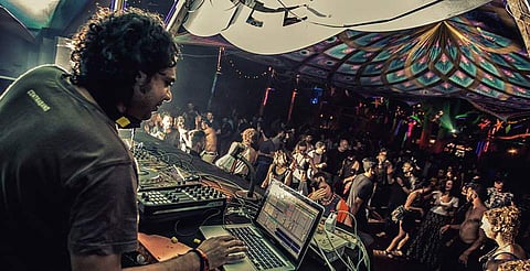 Calm_Chor_on_the_decks