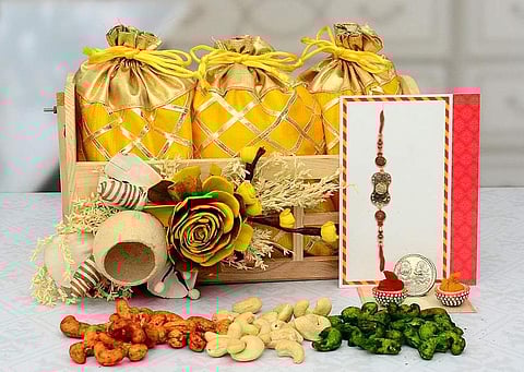 Rakhi gifts at Giftstoindia24x7.Com
