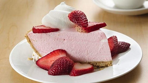 No-bake strawberry and peanut chikki cheesecake