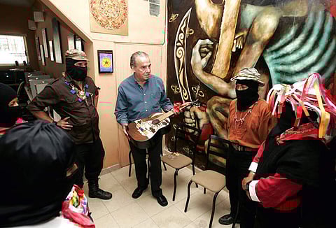 Oscar Chavez (centre/AP Photo/Eduardo Verudog, File)