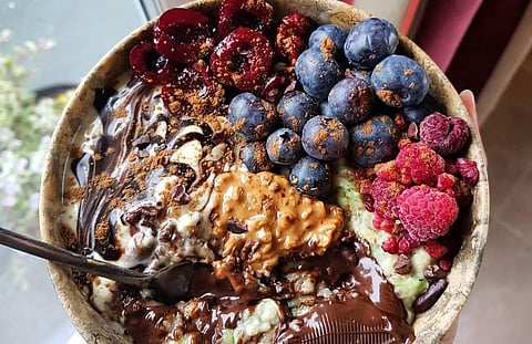 Almond oats overload smoothie bowl