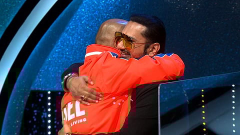 Setting aside negativity and bitterness of the past, Yo Yo Honey Singh and Vishal Dadlani have hugged each other on sets of the ongoing Indian Idol season 12