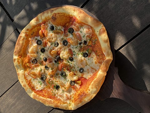 Gambri e Mainoese with prawns, cherry tomatoes, olives and garlic