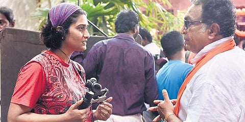 Sugita Thangavelu with Nasser on the sets of Magalir Mattum