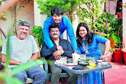Jaggesh (centre)