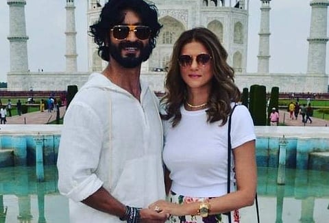 Vidyut Jammwal and Nandita Mahtani posing in front of Taj Mahal in Agra. A sparkling ring can be seen on Mahtani's finger.