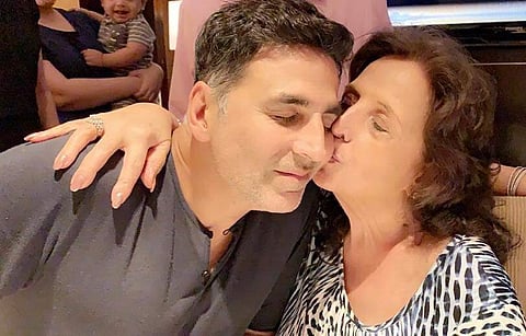 Akshay Kumar with his late mother Aruna Bhatia