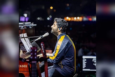 Arijit Singh performing