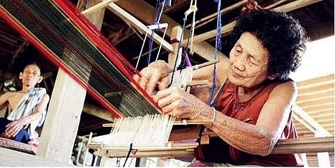 Ban Hat Siew in Sukhothai province, Northern Thailand: A Tai Phuan woman meticulously patterning a ‘Pha Sinh Teen Chok’, a kind of sarong for ceremonial use | TAKEMETOUR WEBSITE