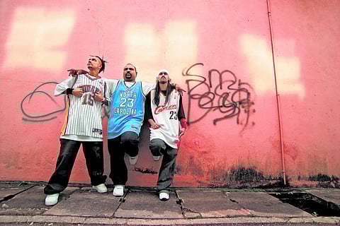Yogi B flanked by Dr Burn (left) and Emcee Jesz (right)