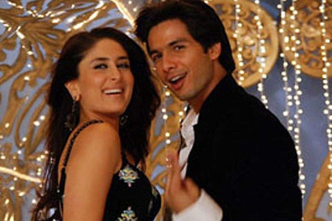 Shahid Kapoor and Kareena Kapoor in a still from Mauja Hi Mauja