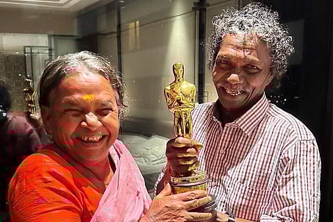 Bomman & Bellie holding the Oscar Statuette