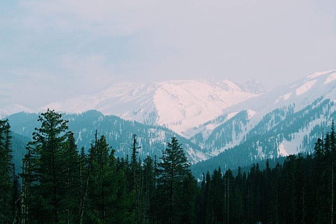 There is no better spot for a pre-wedding photoshoot during the winter than the enchanting Gulmar