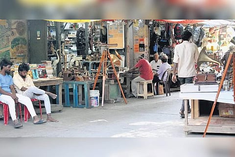 Lot of antique items that are available at nominal prices at Allikulam market street.