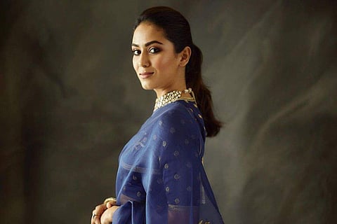 Mira Rajput Kapoor looks utterly beautiful in a navy blue sari