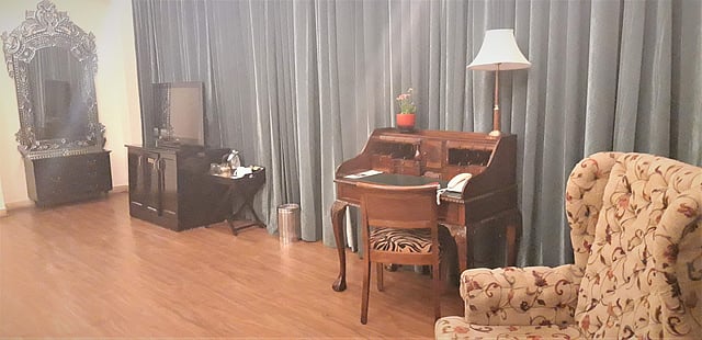 The ornamental mirror and study desk