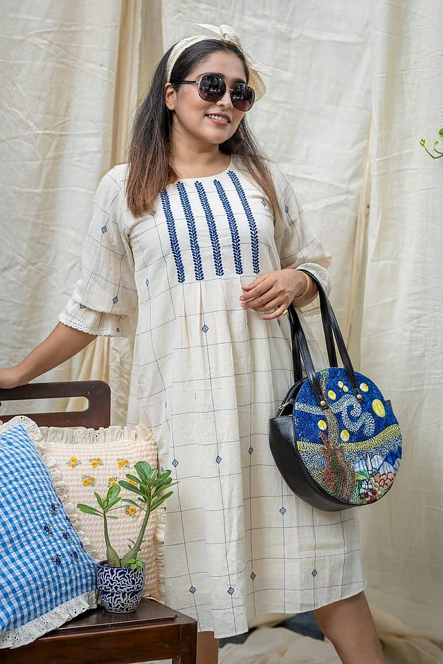 <em>An outfit by Howrah Bridge</em>