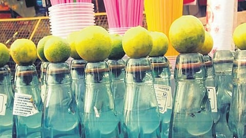 If you happen to find yourself at Chandni Chowk, then you cannot miss the serpentine line outside Shri Shyam Kanji corner, near Haldiram.