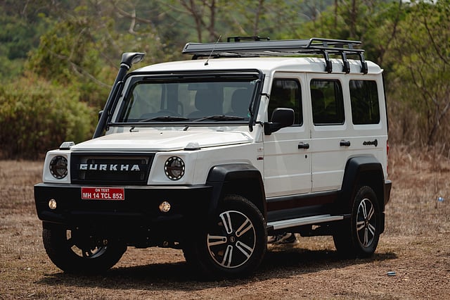 The five-door model has a 425 mm longer wheelbase than the three-door SUV