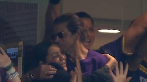 SRK kisses Gauri Khan after KKR win