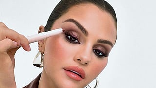 Selena Gomez using eye shadow stick