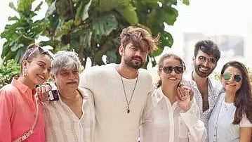 Sonakshi Sinha's photo with Zaheer Iqbal's family goes viral amidst wedding rumours