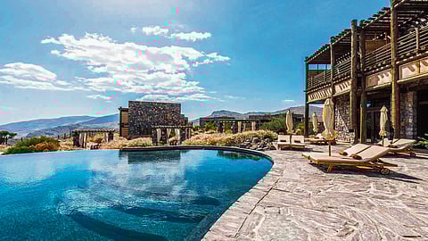 Discover serene Oman: Luxury resorts nestled amidst nature’s beauty
