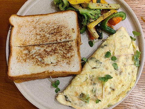 Chicken & cheese omelette platter