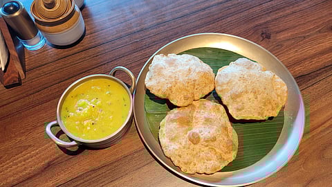 Poori with aloo sagu